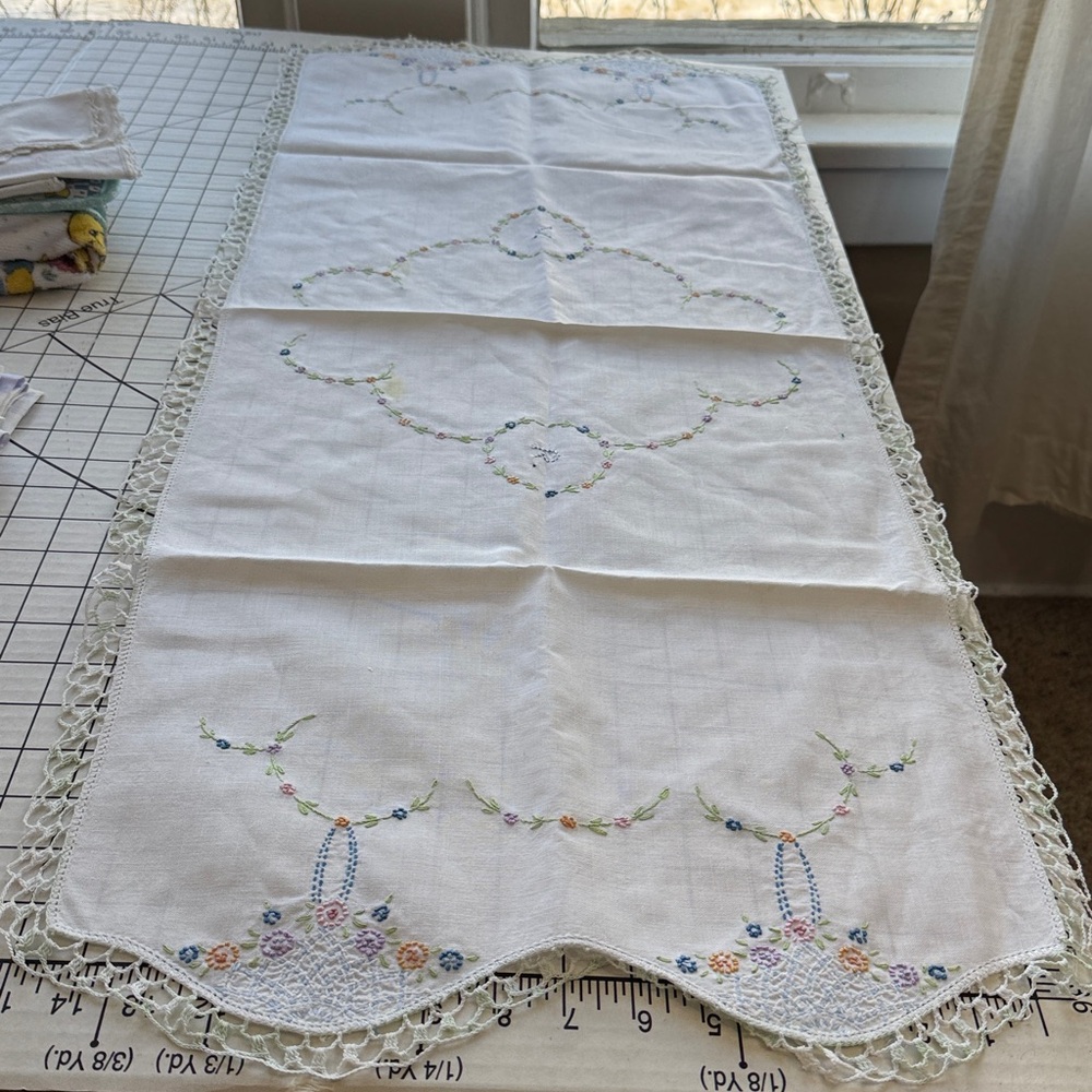 Vintage Spring Kitchen Linens Lot, 2 tablecloths, 2 table runners - Picture 9 of 16